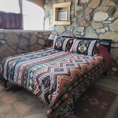La Loma Del Chivo Llc Stone Cottage Alternative Building Marathon Szoba fotó