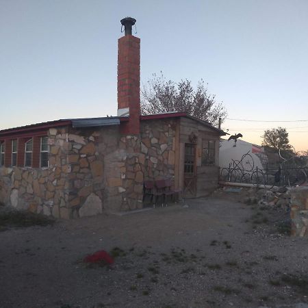 La Loma Del Chivo Llc Stone Cottage Alternative Building Marathon Kültér fotó