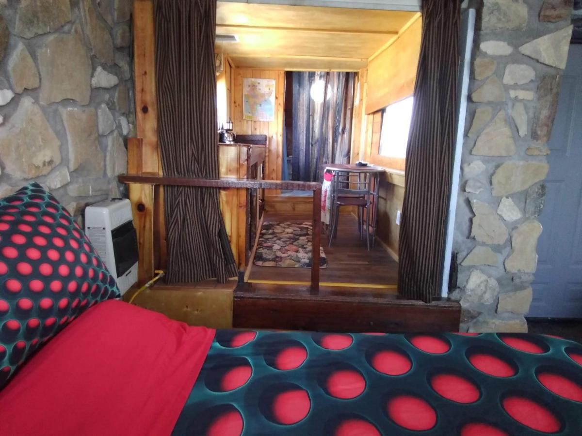 La Loma Del Chivo Llc Stone Cottage Alternative Building Marathon Kültér fotó