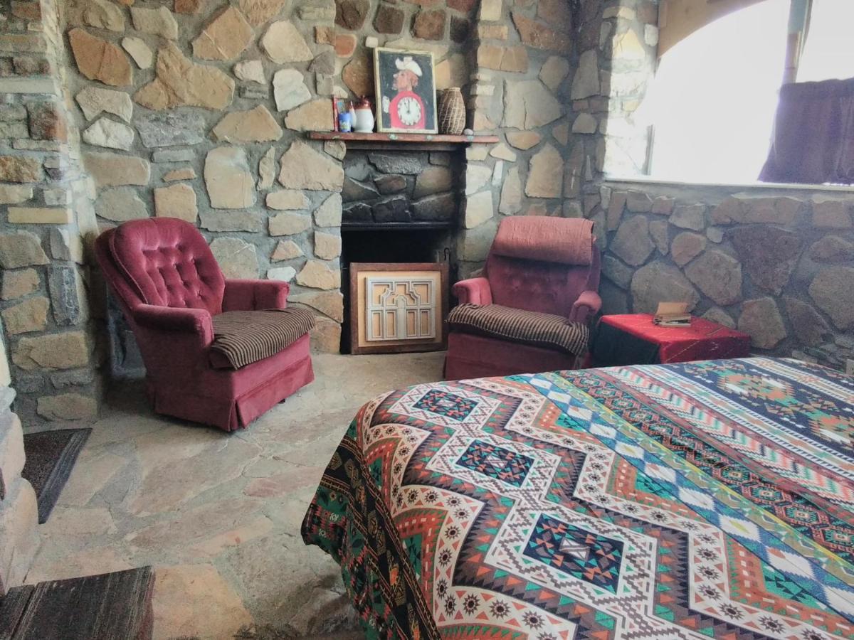 La Loma Del Chivo Llc Stone Cottage Alternative Building Marathon Kültér fotó
