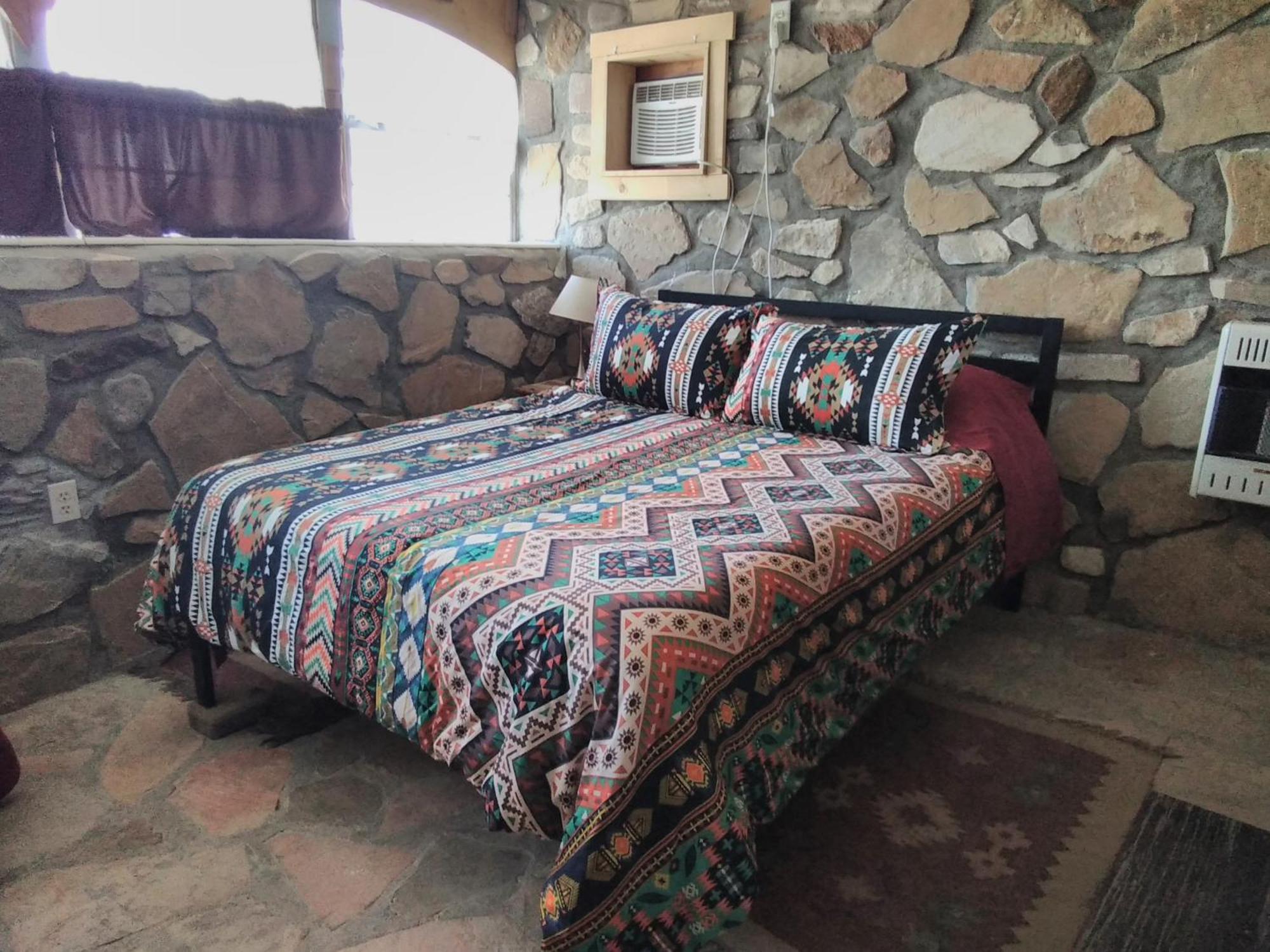 La Loma Del Chivo Llc Stone Cottage Alternative Building Marathon Szoba fotó